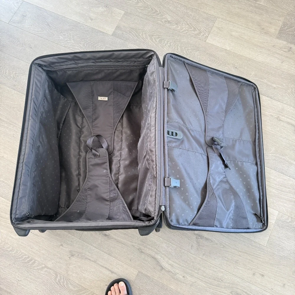 Tumi Black ‘Alpha 2’ Continental 4-Wheeled Spinner‎ Large Checkable Suitcase